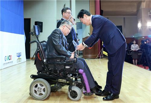 제39회 장애인의 날 기념식에서 '으뜸 장애인상' 수상자들에게 시상하는 이재명 경기지사(오른쪽) [경기도 제공]