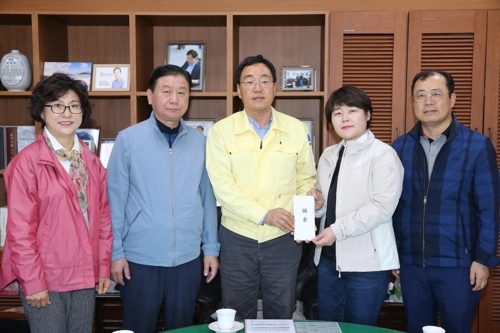 수원시의회, 속초시에 강원도 산불 피해 성금 전달