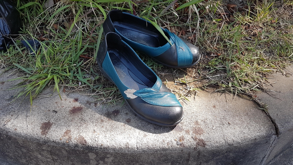 희생자 핏자국과 벗겨진 신발