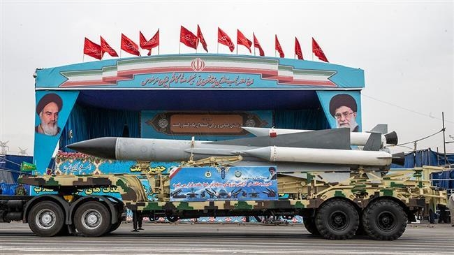 18일 군사행진에서 선보인 이란 혁명수비대의 미사일