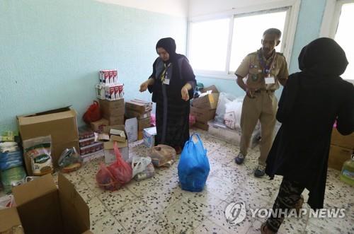이달 17일(현지시간) 리비아 트리폴리 남쪽 교외 지역의 임시 수용시설인 학교 건물에서 피란민들이 식량을 정리하고 있다. [AFP=연합뉴스]