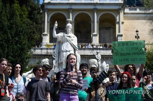 19일 로마 시내에서 열린 기후변화 대응을 촉구하는 시위에 스웨덴 소녀 그레타 툰베리가 이탈리아 학생들과 함께 참석해 발언을 하고 있다. [AFP=연합뉴스] 