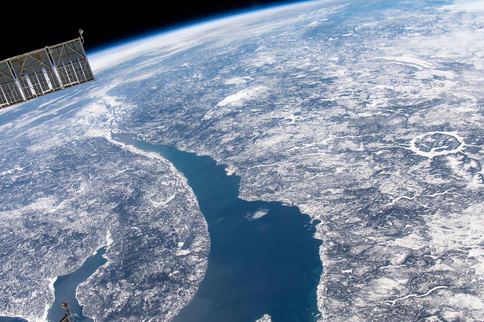 국제우주정거장에서도 선명히 보이는 캐나다 퀘벡의 마니쿠아강 운석 충돌구 