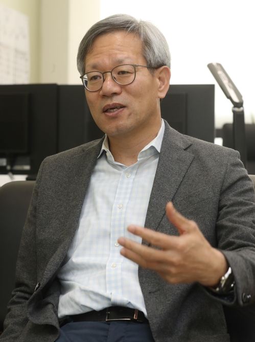 인터뷰하는 김유찬 한국조세재정연구원장