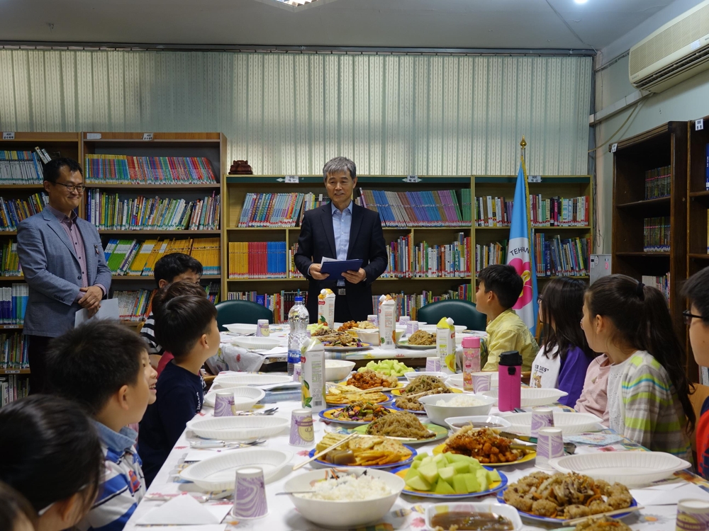 5일 테헤란 한국학교의 어린이날 기념식. 가운데가 박응규 교장