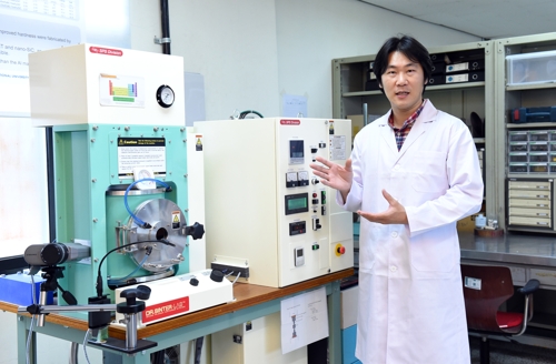 차세대소재연구소 설명하는 권한상 교수