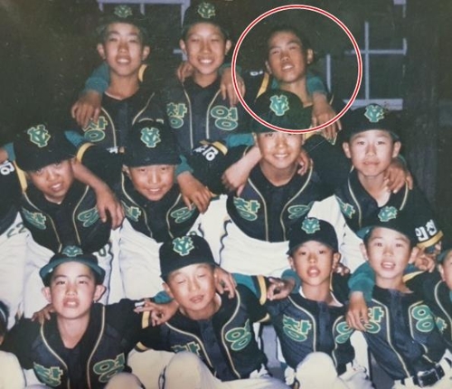 창영초등학교 야구부 활동 당시 류현진(빨간 원)의 모습