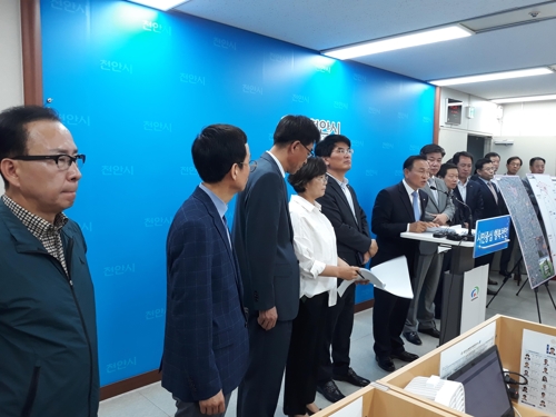 브리핑 하는 구본영 천안시장