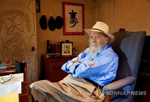 2012년 11월 6일 작가 허먼 오크가 미국 캘리포니아주 팜스프링스 집에 앉아 있다. [Stephanie Diani/Simon & Schuster 제공, 로이터=연합뉴스]