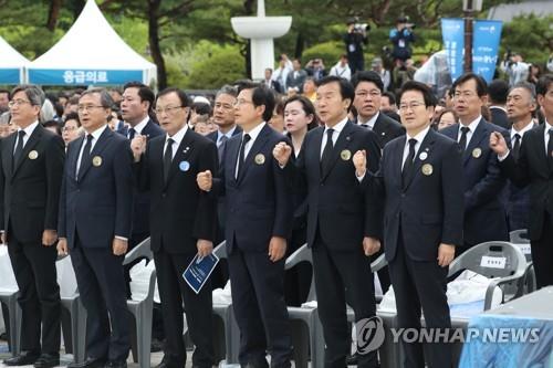 임을 위한 행진곡 제창하는 황교안 대표 (광주=연합뉴스) 한상균 기자 = 자유한국당 황교안 대표(앞줄 왼쪽에서 네 번째)가 18일 오전 광주 국립5·18민주묘지에서 5·18 민주화운동 기념식 중 임을 위한 행진곡을 제창하고 있다. 2019.5.18 xyz@yna.co.kr(끝)