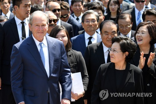 노무현 10주기 추도식 찾은 권양숙 여사와 부시 전 미국 대통령