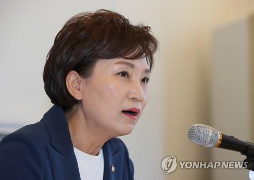 김현미, 출입기자들 만나 현안 설명
