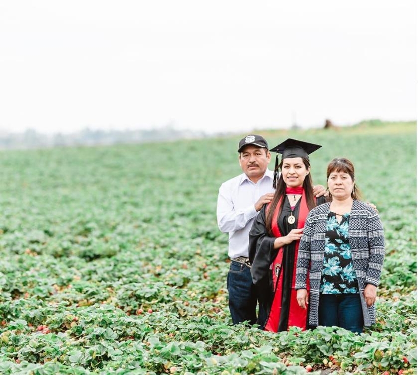 에리카 알파로가 부모님과 딸기밭에서 찍은 졸업사진