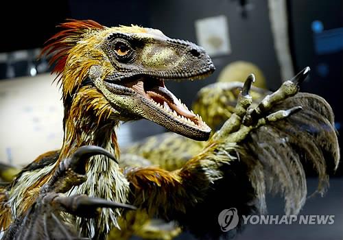 털 달린 육식공룡 데이노니쿠스(Deinonychus) 모형