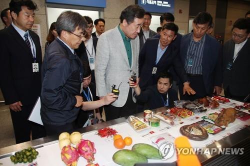 세관에 적발된 반입 금지 식품 살펴보는 국무총리