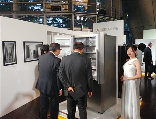 LG전자, 도쿄 국립신미술관서 'LG 시그니처' 일본 런칭