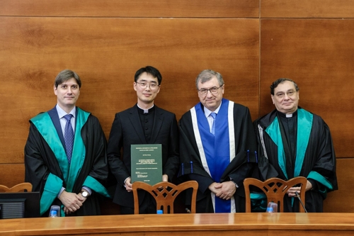 교황청 외교관학교를 최우등으로 졸업한 정다운 신부