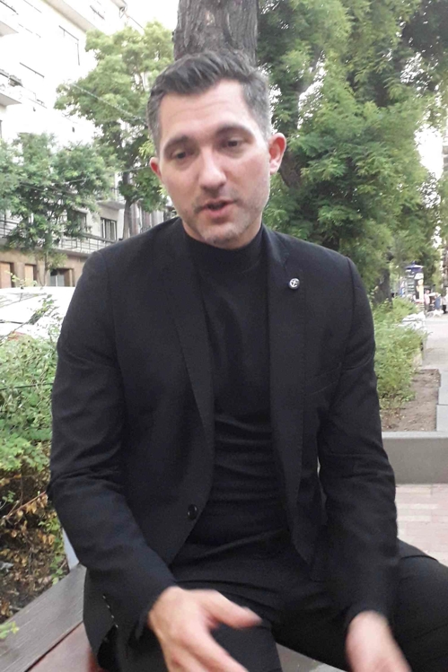 인터뷰 질문에 답하는 토트 미하이 '허블레아니號 운영사' 대변인