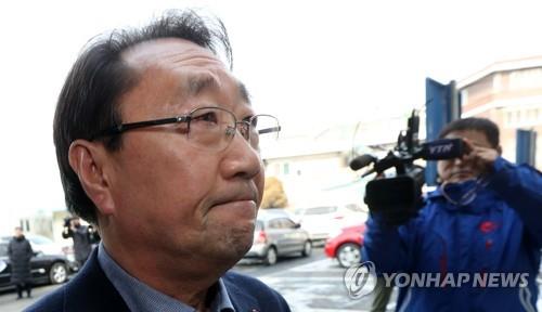 굳은 표정의 한규호 횡성군수