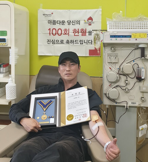 헌혈하는 권재준 경위