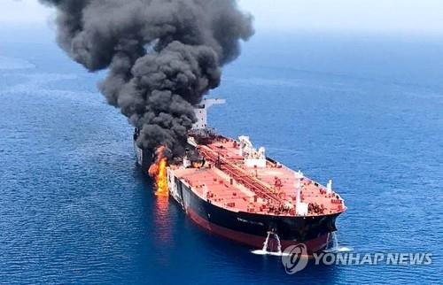 13일 공격받아 불에 타는 유조선
