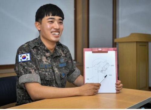 자신이 개발한 장비에 관해 설명하는 김 병장
