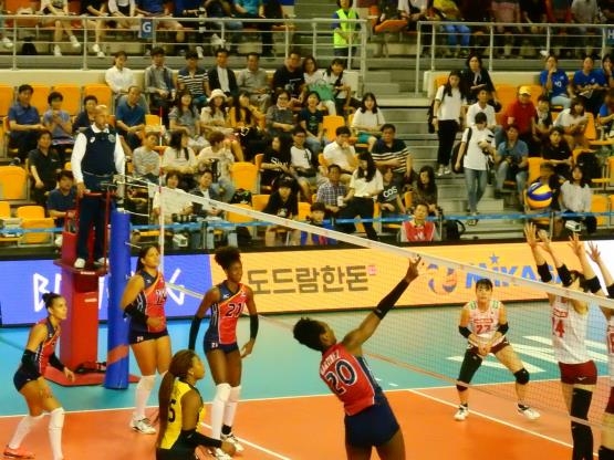 일본과 도미니카공화국의 VNL 경기 장면