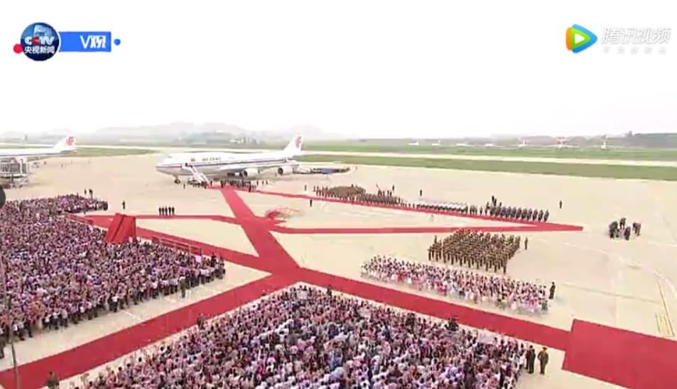 평양 공항에 모인 시진핑 중국 국가주석 환영 인파