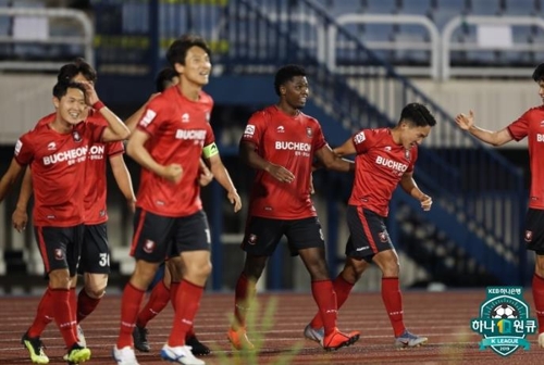 골세리머니를 펼치는 부천FC 선수들
