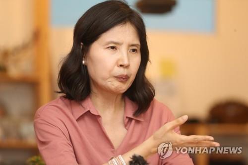새 시집 '다시 오지 않는 것들' 소개하는 최영미 시인
