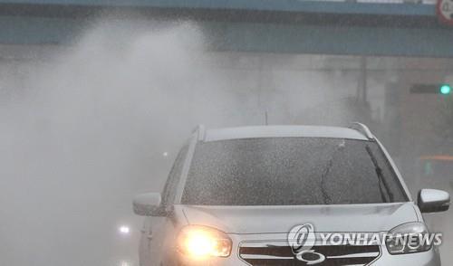 많은 장맛비 예상…정부, 중앙재난안전대책본부 가동 - 1