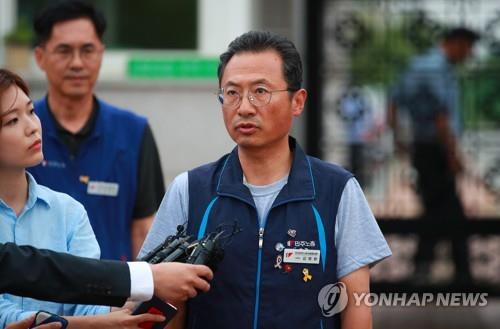 석방 직후 입장 밝히는 김명환 위원장
