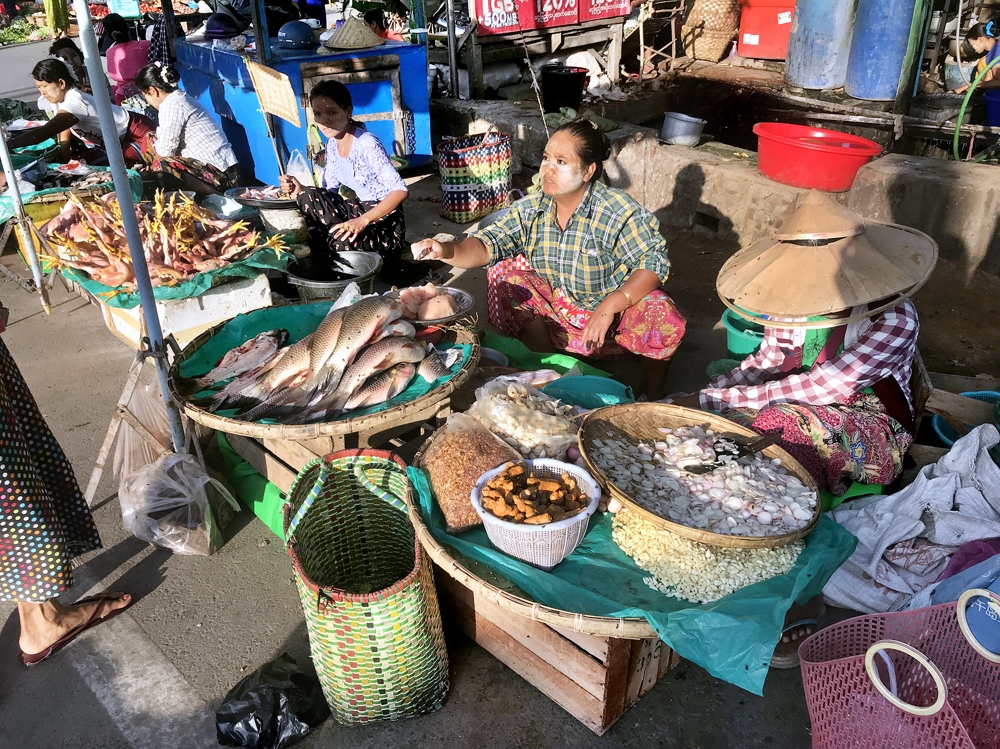 만달레이 재래시장에서 생선을 파는 상인 [사진/권혁창 기자]