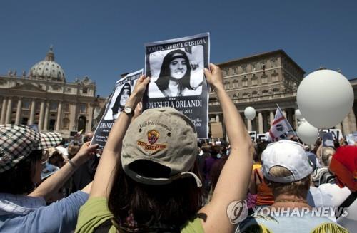 2012년 오를란디의 실종 사건의 진실 규명을 요구하는 사람들이 교황청 성베드로 광장에서 그의 사진을 들고 있다. [AP=연합뉴스] 
