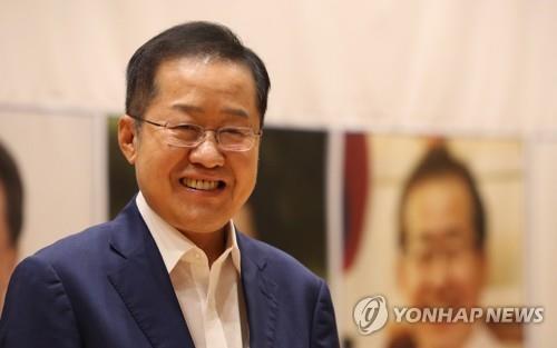 리더십 아카데미 참석한 홍준표 전 대표 (서울=연합뉴스) 이진욱 기자 = 자유한국당 홍준표 전 대표가 10일 국회 의원회관에서 열린 대학생 리더십 아카데미에서 강연에 앞서 인사하고 있다. 2019.7.10 cityboy@yna.co.kr(끝)