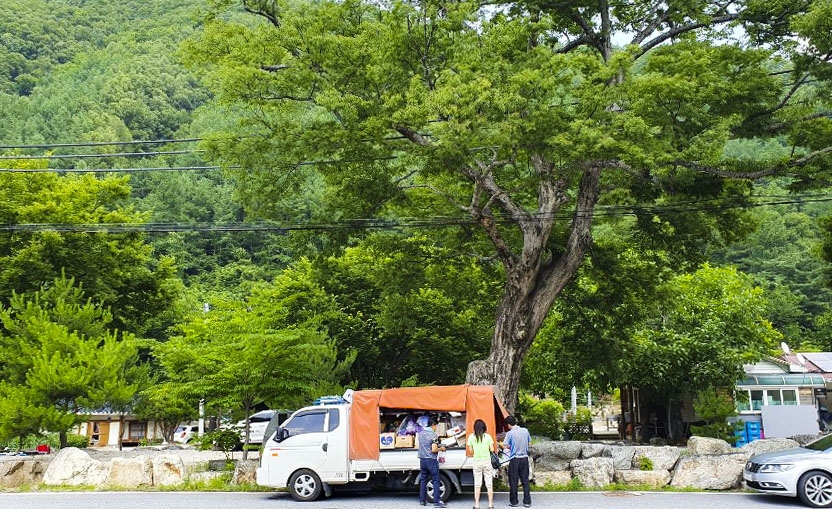부식 차량이 멈춰선 느티나무 캠핑장 [사진/성연재 기자]
