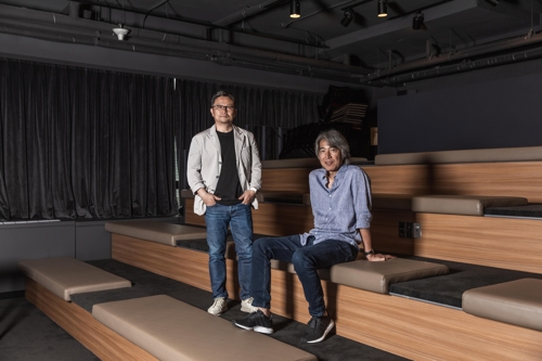 홍성호 감독(왼쪽)과 김상진 감독(오른쪽)