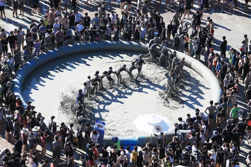 보령머드축제 체험존에서 축제 즐기는 피서객