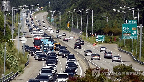 휴가철 막히는 서울춘천고속도로