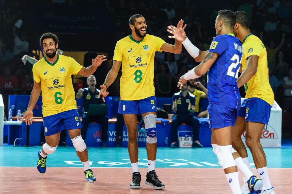 이란과 VNL 결선에서 득점 후 기뻐하는 브라질 선수들