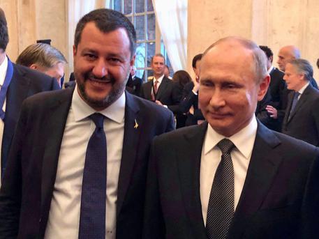 지난 4일 로마를 방문한 블라디미르 푸틴(오른쪽) 러시아 대통령과 만난 마테오 살비니 이탈리아 부총리가 자신의 트위터에 올린 사진 [ANSA통신] 