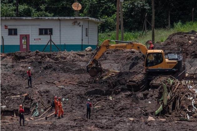 지난 1월 브라질 남동부 브루마지뉴 지역에서 발생한 댐 붕괴사고 현장에서 실종자 수색작업이 벌어지고 있다. [브라질 뉴스포털 UOL]