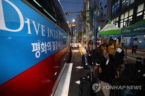 수송버스 이용하는 광주수영대회 선수단(사고와 관련 없는 자료사진)