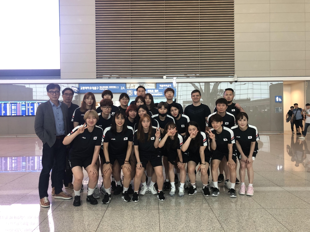 출국 전 공항에서 단체 사진을 촬영한 여자 대표팀. 