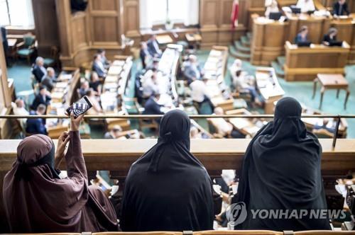덴마크 의회의 부르카·니캅 금지법안 토론과정을 지켜보는 이슬람 여성들 