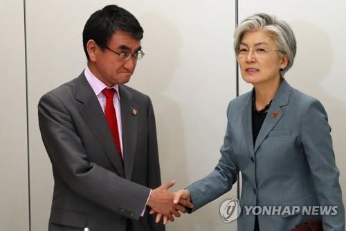 (파리 AP=연합뉴스) 강경화 외교장관과 고노 다로 일본 외무상이 지난 5월 23일(현지시간) 프랑스 파리에서 열린 경제협력개발기구(OECD) 각료회의 때 만나 양자회담을 하기에 앞서 악수하고 있다.