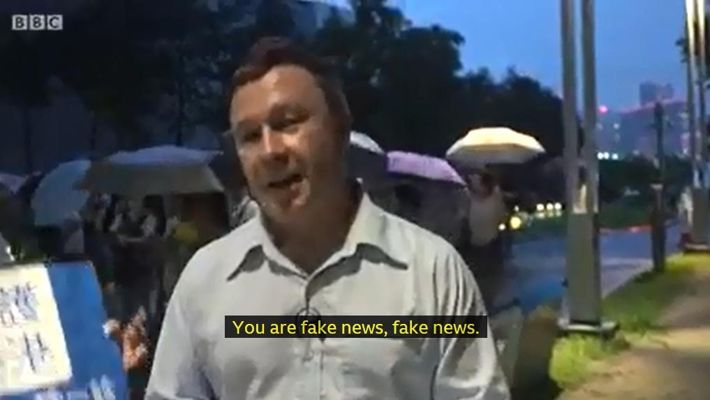20일(현지시간) 홍콩에서 열린 친중파 집회 소식을 전하던 BBC 중국 특파원 스티븐 맥도넬 기자가 집회 참가자로부터 가짜뉴스라는 이야기를 듣는 장면. [BBC 화면 캡처=연합뉴스]