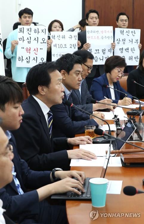 내홍속에 최고위 주재하는 손학규 (서울=연합뉴스) 김주형 기자 = 바른미래당 손학규 대표(왼쪽 세번째)가 22일 오전 국회에서 열린 바른미래당 최고위원회의에서 발언하고 있다. 뒤쪽에는 혁신위원들이 손팻말을 들고 있다. 2019.7.22 kjhpress@yna.co.kr(끝)