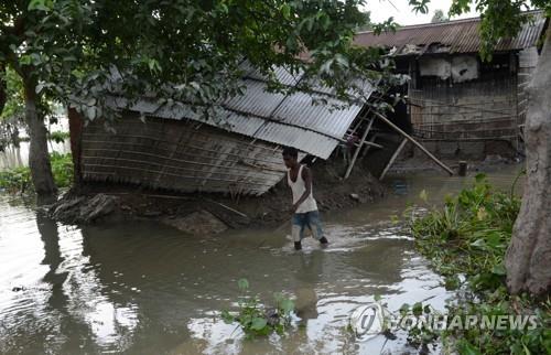 홍수로 큰 피해를 본 인도 아삼주. [EPA=연합뉴스]