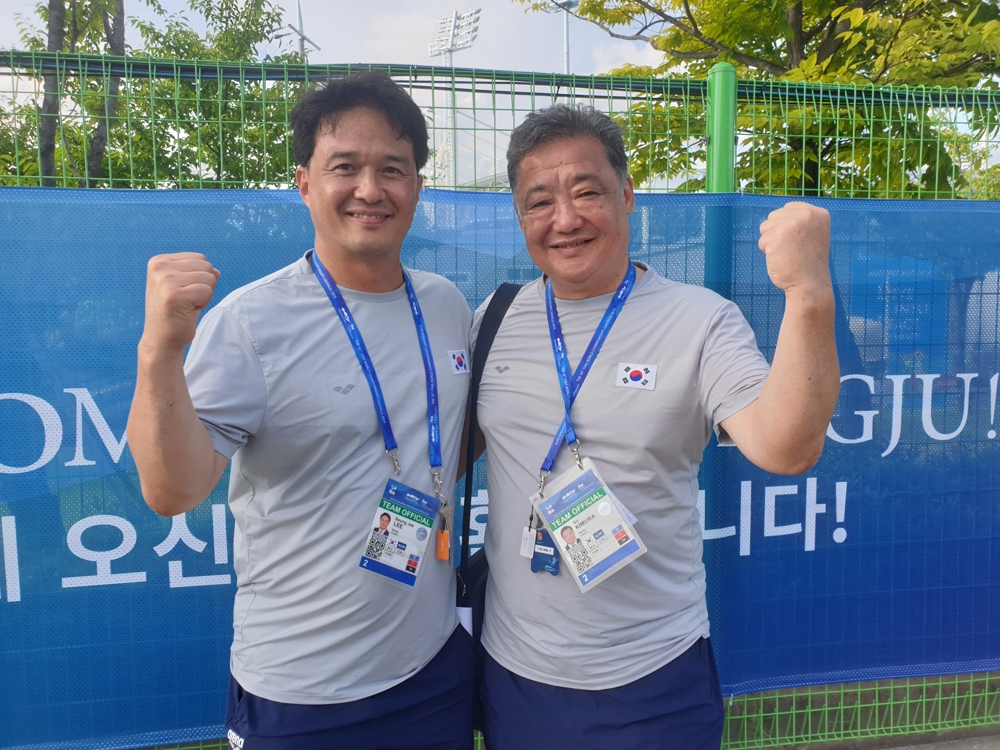 한국 남자수구 대표팀 이인창 감독(오른쪽)과 이승재 코치